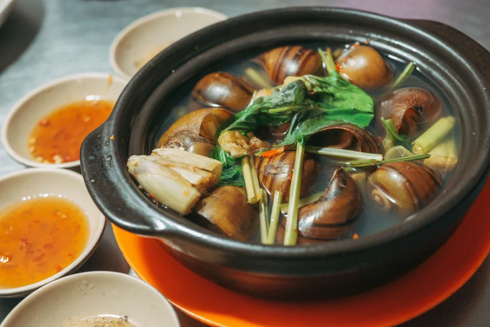 Bàn ăn tại Nguyễn Thị Hà